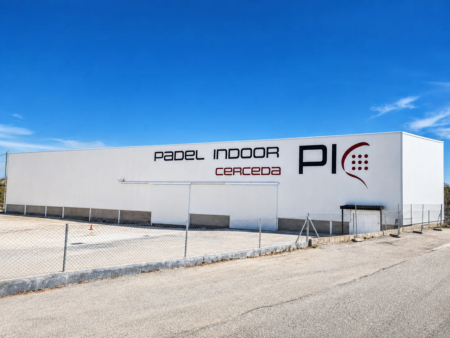 Nave blanca con el rótulo Padel Indoor Cerceda y el logotipo PIC