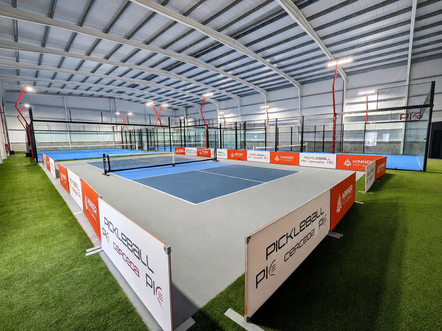 Zona de pickleball con la pista montada