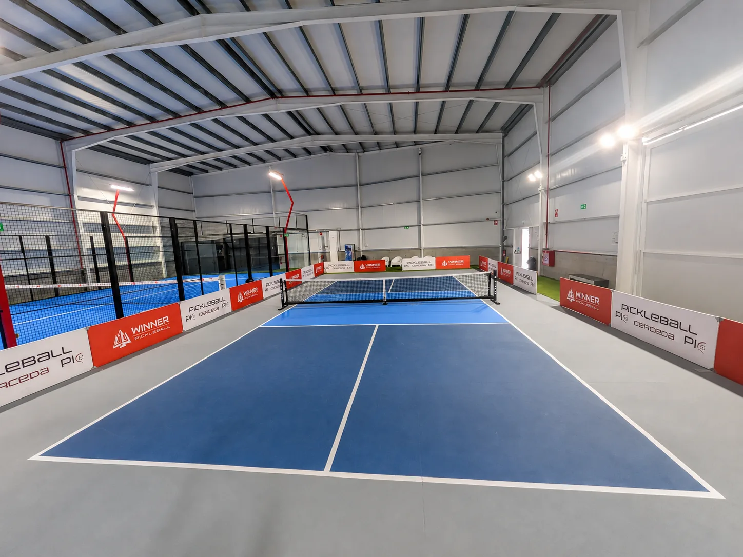 Pista de pickleball vista desde el fondo